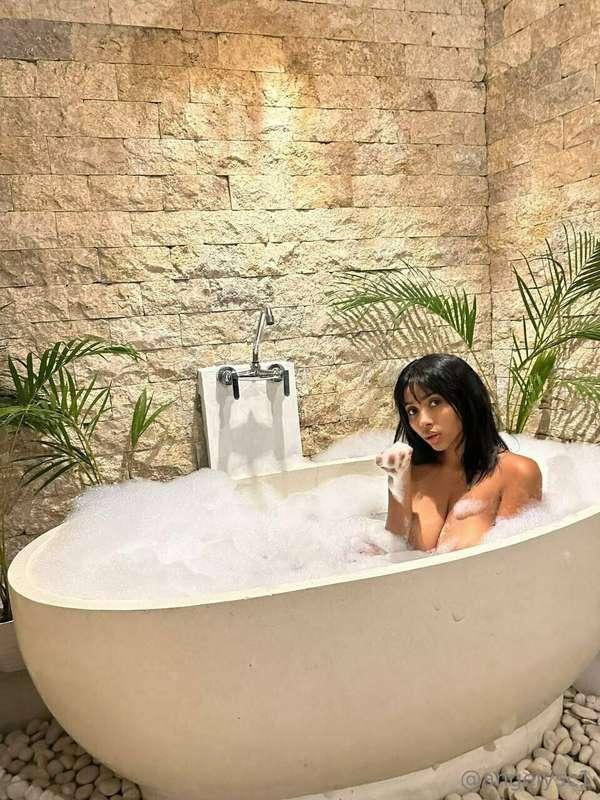 Te quieres bañar conmigo papi? Escribeme 