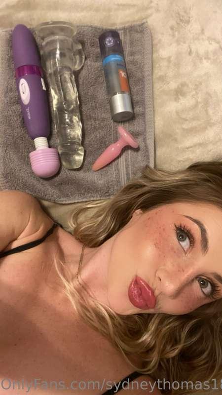 Who wants to see me play with my toys😈
