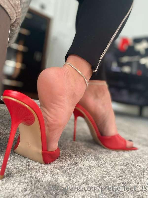 New heels 👠 new pedi 💜