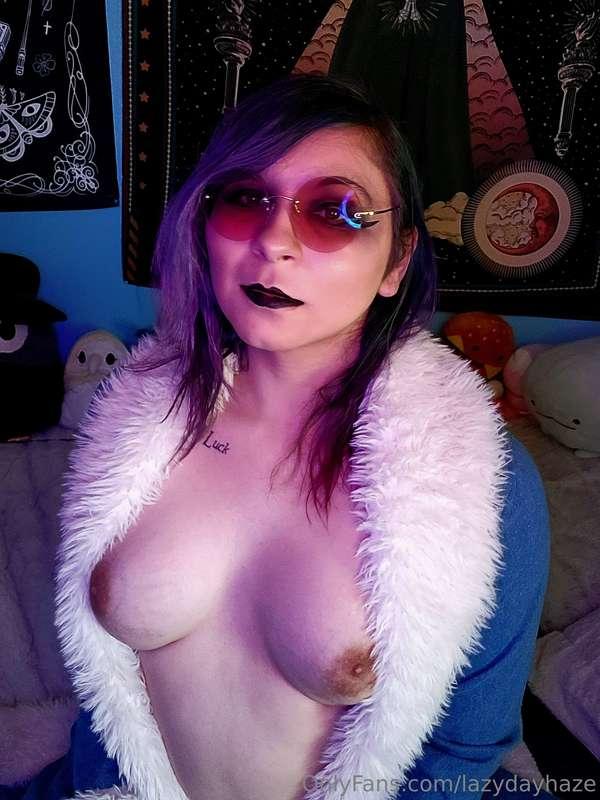 Do I look better with teasing clothes, or fully nude? 🤭😜