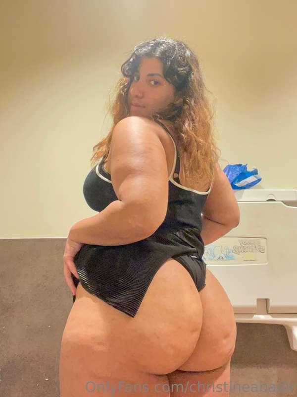 A little sneaky photo at Starbucks. 🍑 👀