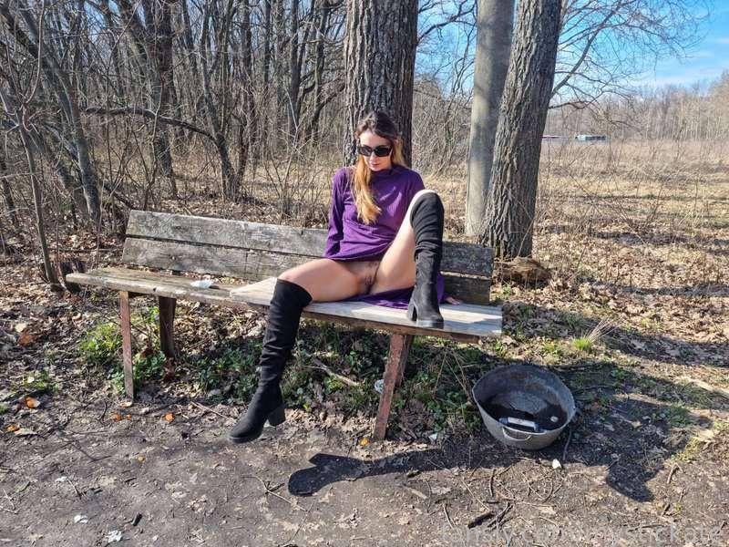Flashing my pussy on public is my favorite kind of entertainment 😋 

#fyp #free #public #flashing #upskirt #pussy #outdoors #outdoor #heels #skirt #ass #booty #butt #legs #exhibitionist 