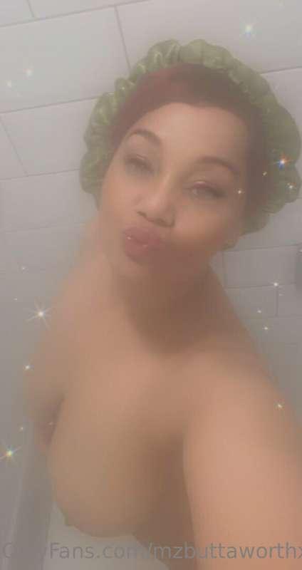 Will this hot shower help you wake up this morning? 👅
