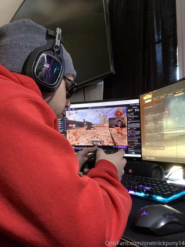 My pussy gets WET AF for gamer boys 🎮 should I fuck around w..