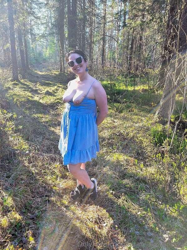 Pull my dress up and let's fuck in the woods 😈