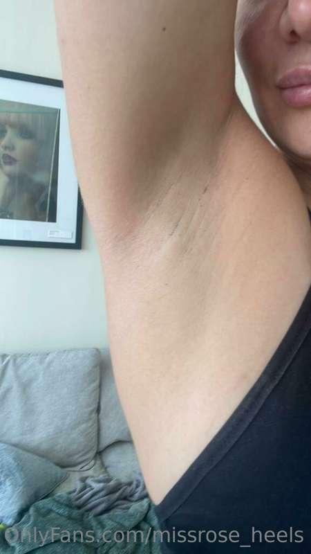 Pfffff its hot 🥵 would you clean that armpit 😏