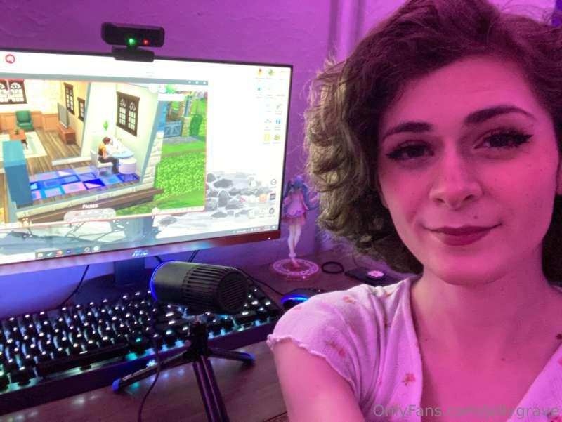 Hey, I’m going live in 30 minutes playing Sexy Sims! 🥰