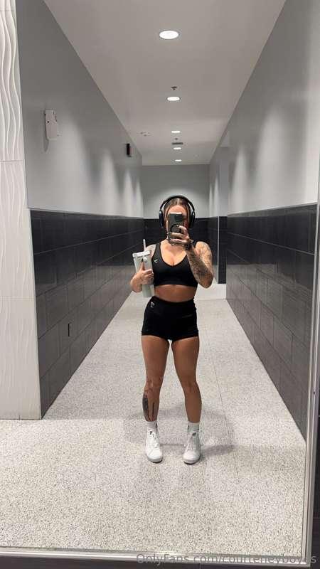 Mirror selfies count as progress pics, right? 😜