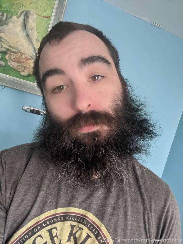 Starting my own "Messy beard, don't care" trend. 😂🤪  Won't m..