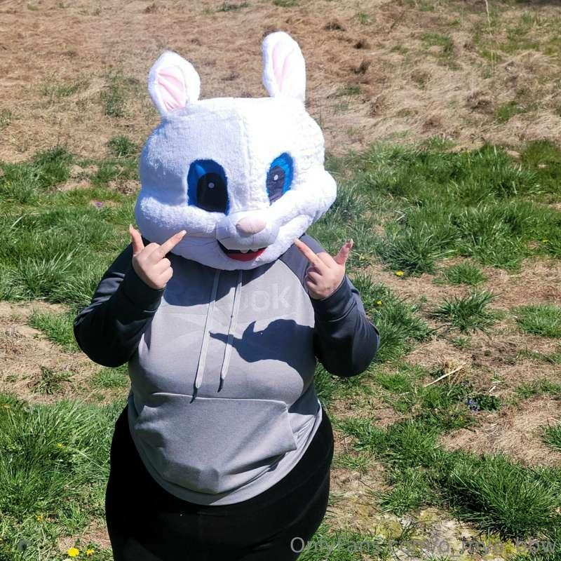 On the way to give your favorite bbws this carrot! 🚙 😆🥕🥕🐰🐰