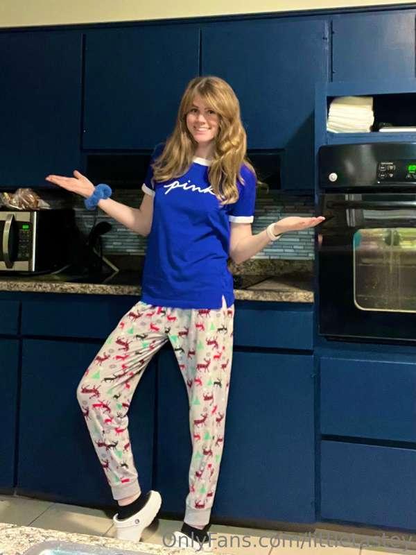 I painted my cabinets: Naval Blue. What do you think?? :D