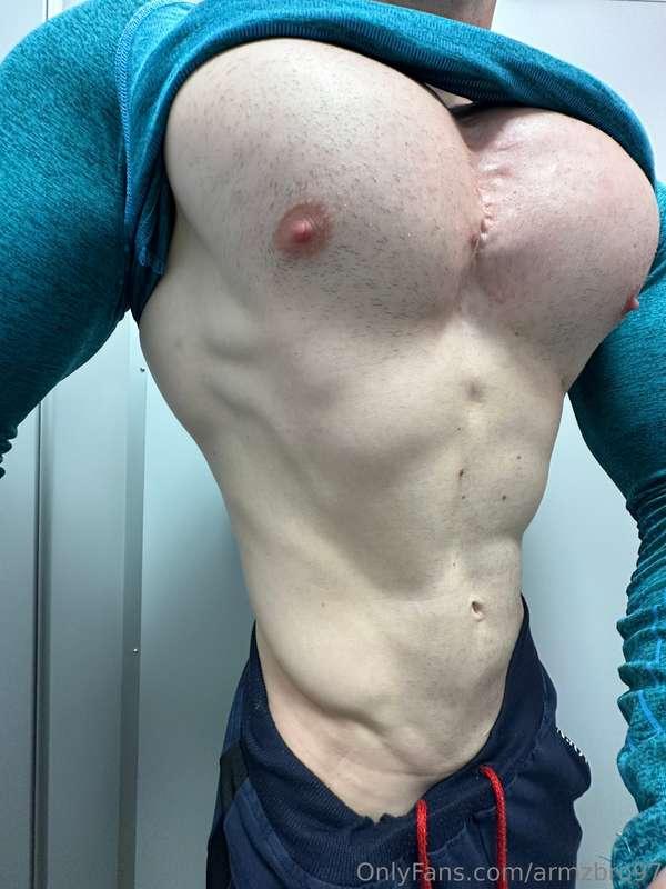 Powerful pecs🔥