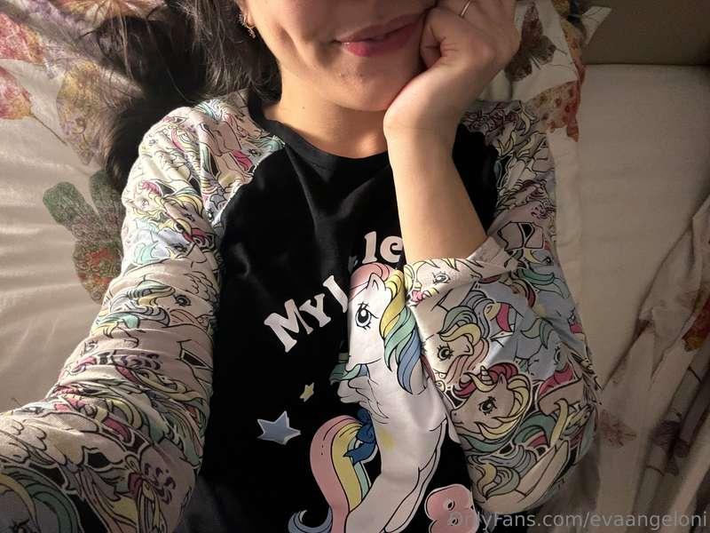 Da brava ragazza con il pigiamino dei My Little Pony, alla t..