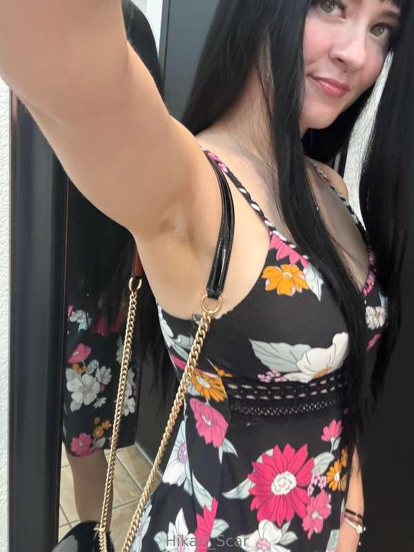 Felt cute in my friend’s dress I borrowed lol. Happy Monday!..