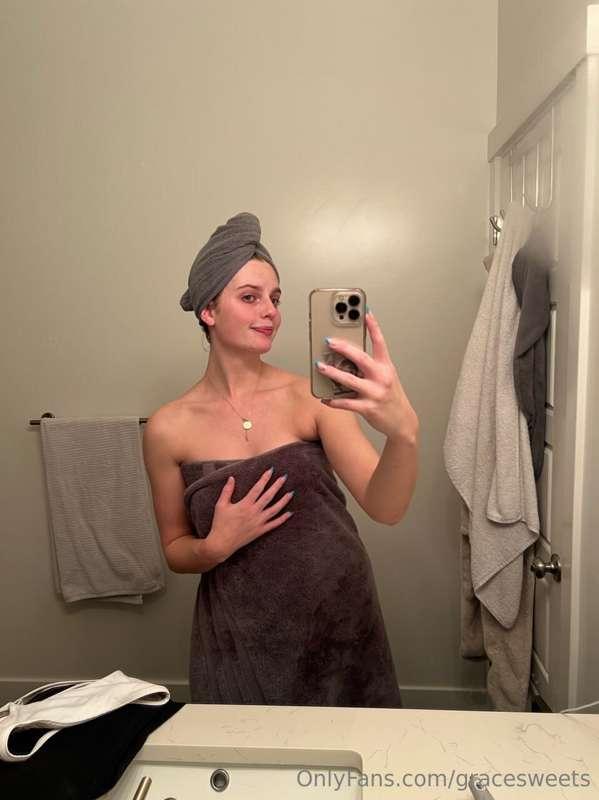 Out from the shower.... how do i look?🥰