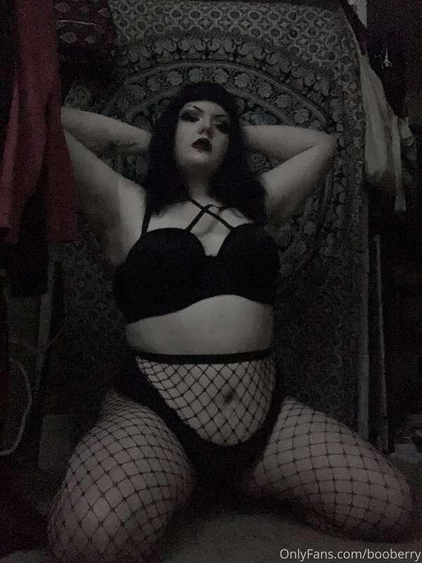 Another set in these fishnets and black lingerie?? Yes pls🖤