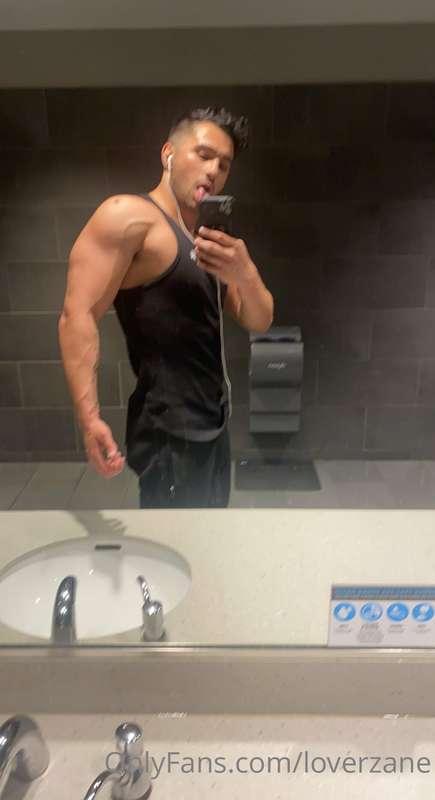 Lemme strangle you with these arms 😛😛