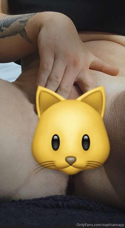 FREEBIE FRIDAY😛 my fresh little pussy... like ALL my posts a..