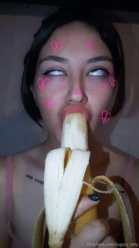 Imagine that a banana is your dick 😏🍌