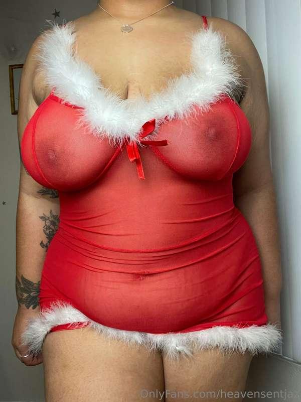 Omg, only 5 days until Christmas! ☺️❤️ 

What’s at the top o..