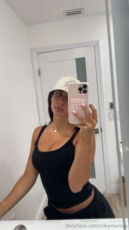 this mirror's lucky today😘