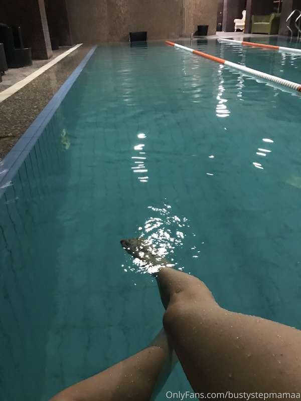 Alone at the pool 😳