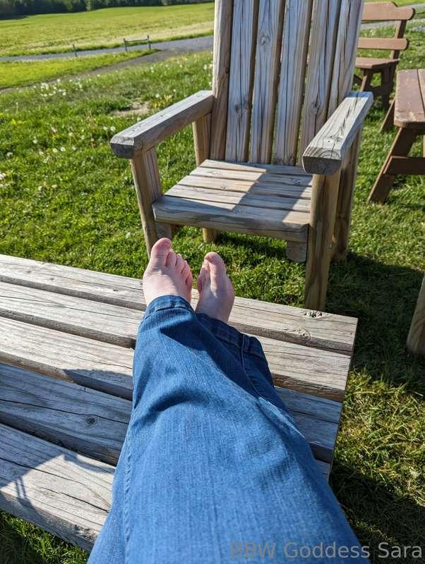 Look at my cute, unpainted toes 😊