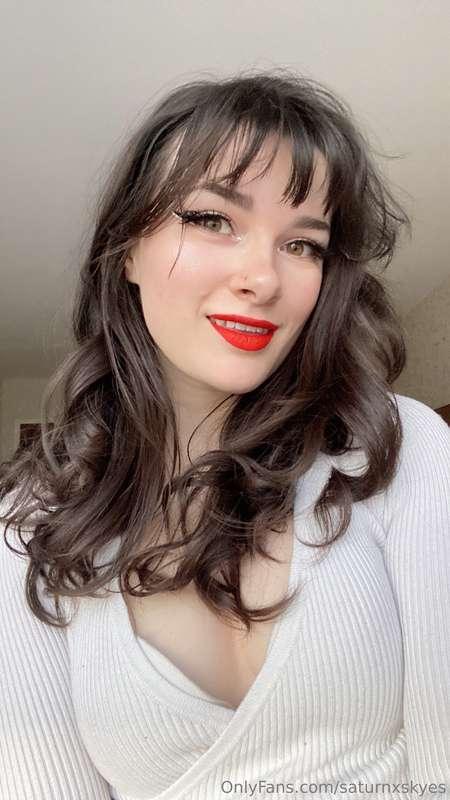 What do you think, does this shade of red suit me? Wanna see..