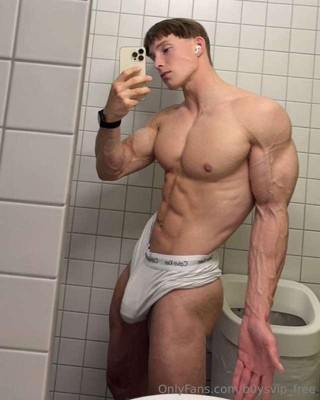 How much to be 1 night with him in bed? 😍🔥Https://onlyfans.c..