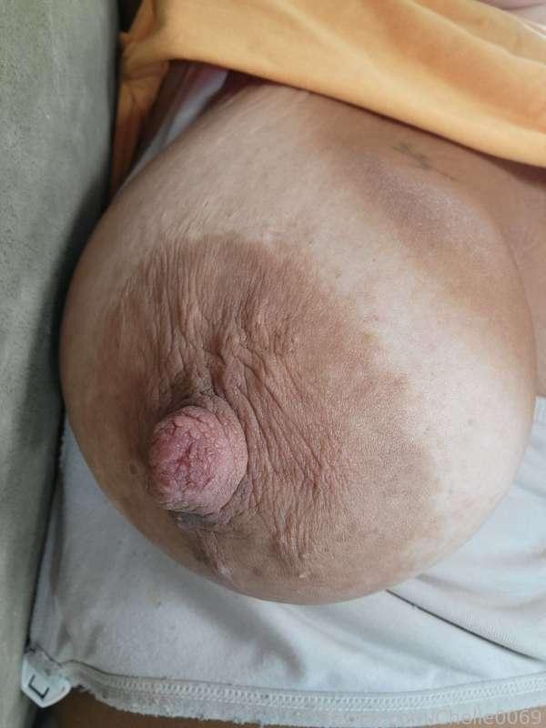 This one is more sore so you can't suck it today 😅
#redhead #MILF #saggytits #hugeareolas #tanlines #perkynipples