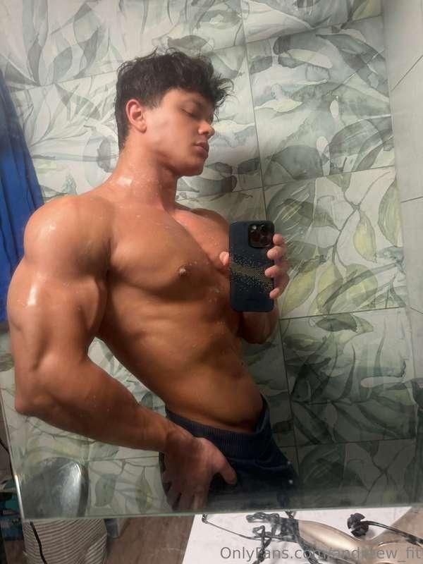 I want to hug you with my big arms💪