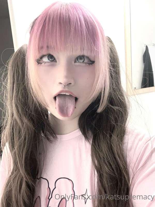 who wants an anime gf ??