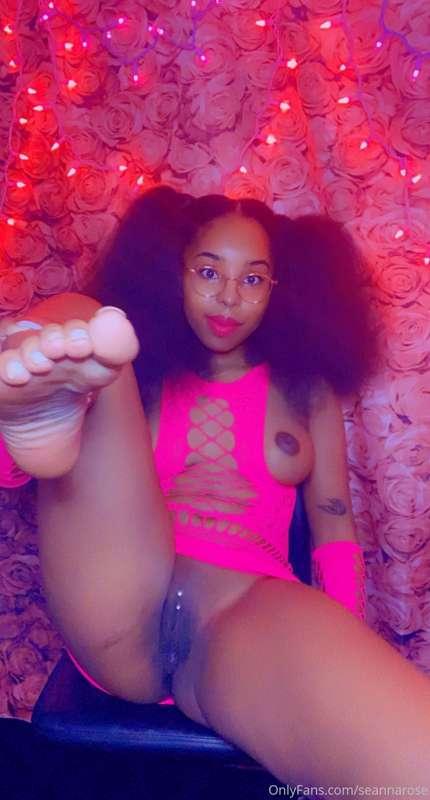 If the toes are out, then the pussy is out 🤩💦