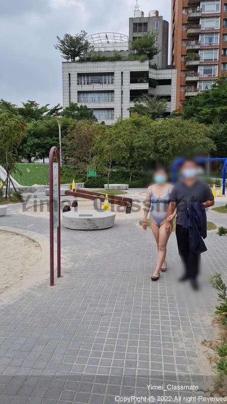 Show fans a video of me wearing high slit swimsuit and walking in the park~~
This fan who participated in the pop-up meeting is actually quite courageous🥰🥰

給粉絲們看看我穿著死庫水,跟在公園內逛的影片~~
這位參加快閃見面會的粉絲,其實膽子蠻大的呢🥰🥰