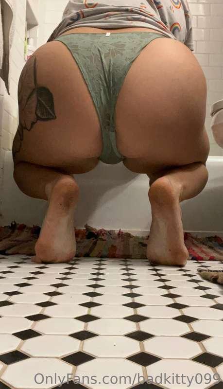 Dirty feet from cleaning my house & video with JOI 💦💦💦 love ..
