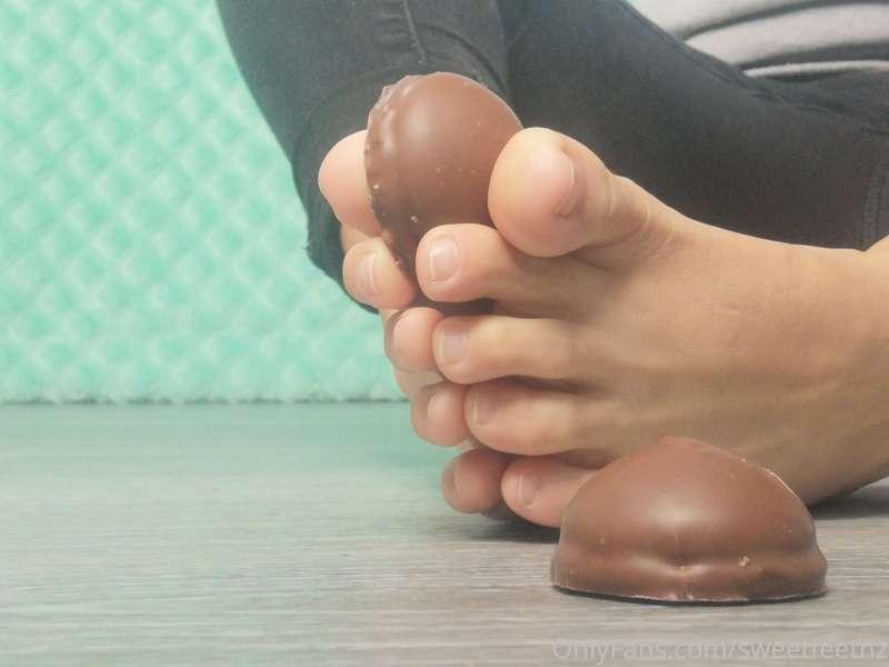Did you leave your cookies on the bench again?? #feetfetishn..