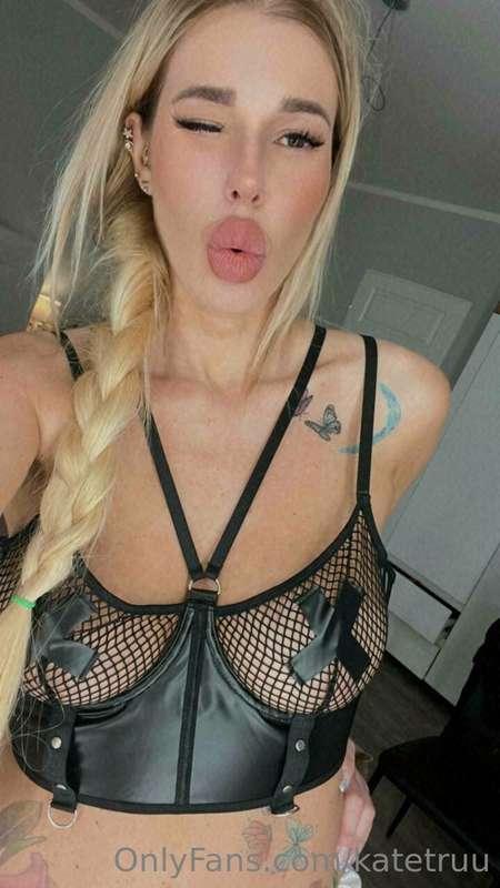 Do you think that my new outfit is good for the next video? ..