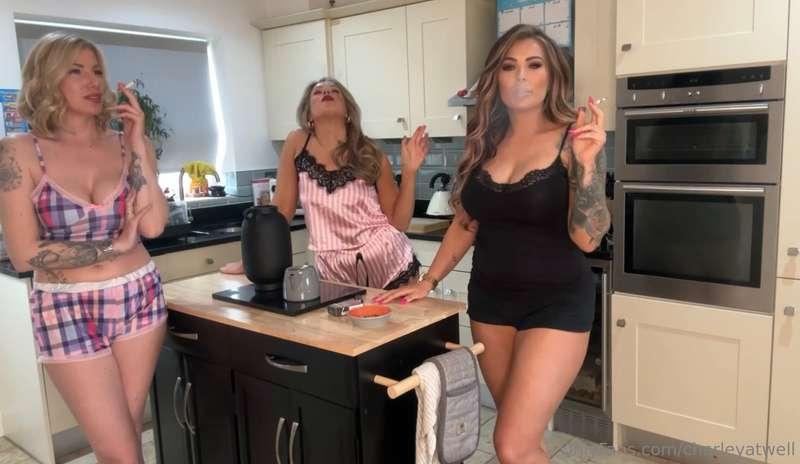 Morning cigarette with the girls after a sleepover at mine 🚬..