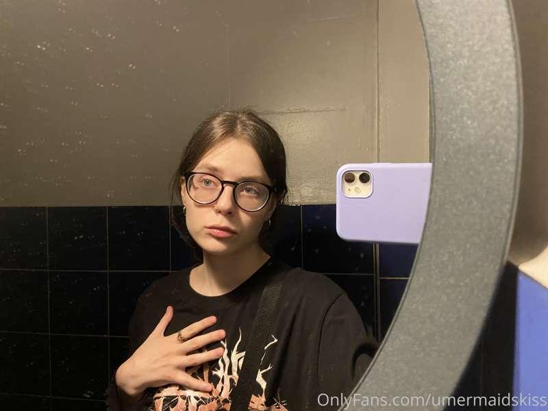 I love mirror selfies and can't stop taking them 😭