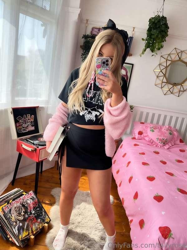 Undress me after class 📚🦋 >>