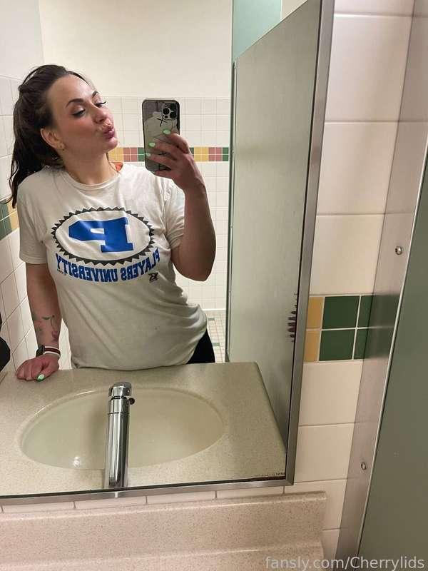 My lips are craving some action...any takers? 💋 


#selfie #mommy #milf #pawg #chubby #mature #natural #fitness