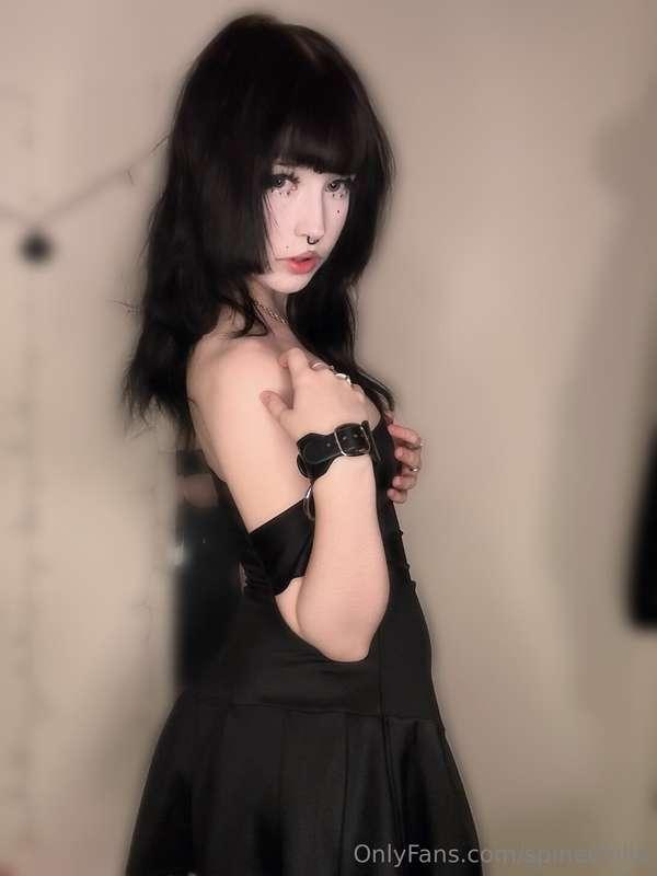 Oh nooo.. it seems like my dress is slipping off my shoulder..