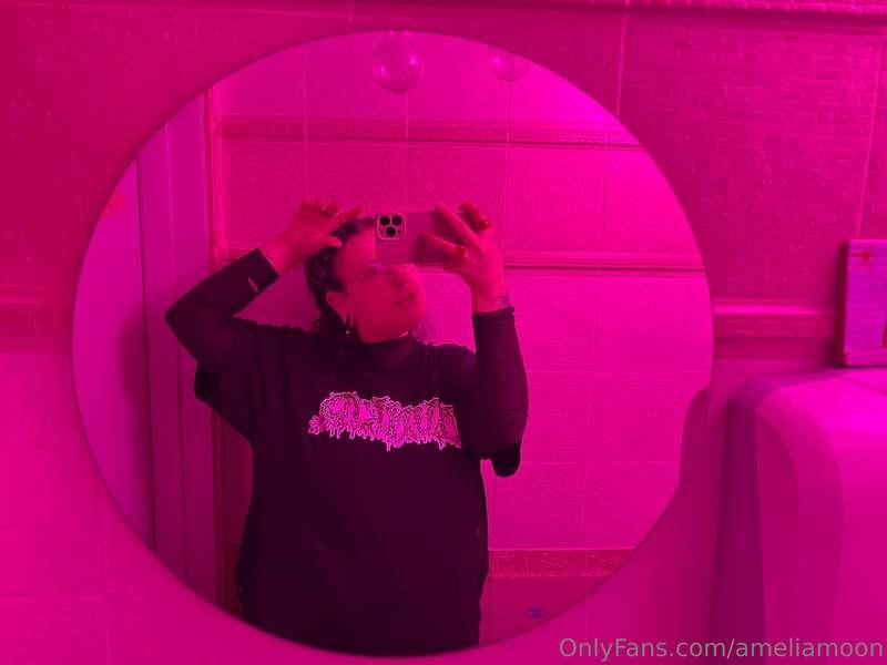 I’m in love with neon lights especially pink ones 🖤💗 I’m dre..