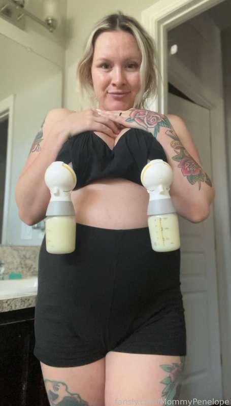 Goooooood morning handsome! 

Got milk? 

#breastmilk #pumping #lactation #fetish #taboo #mommy #fyp