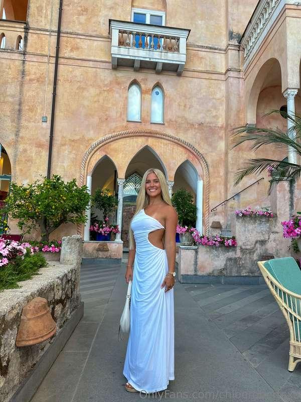 chloerobertsxo image #0