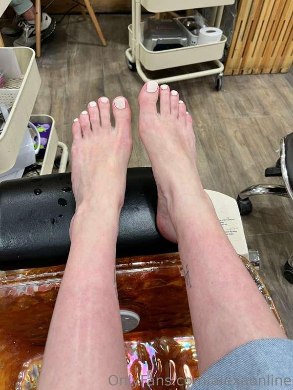Who want to pay for my pedicure today ($60) 😇