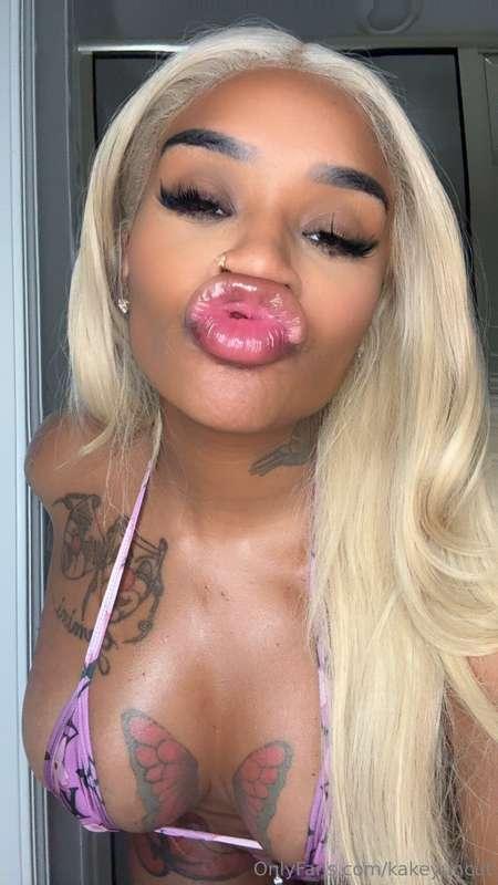 Want a kiss kiss?? 🥵💓