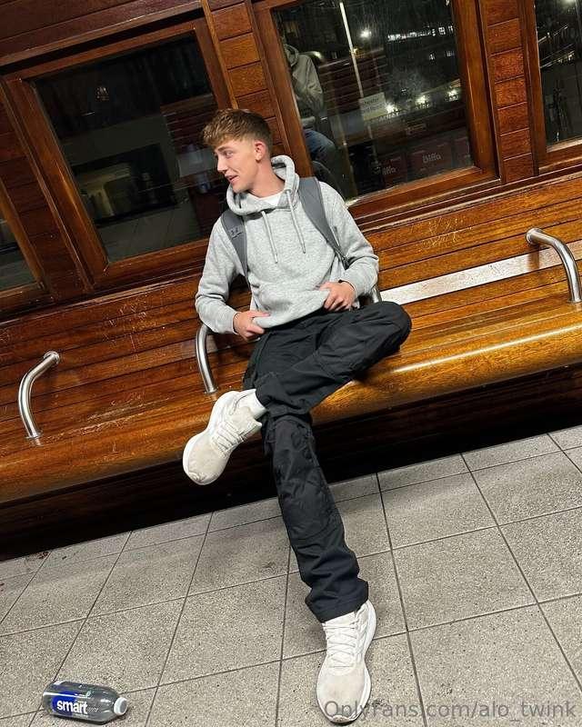 alo_twink image #1