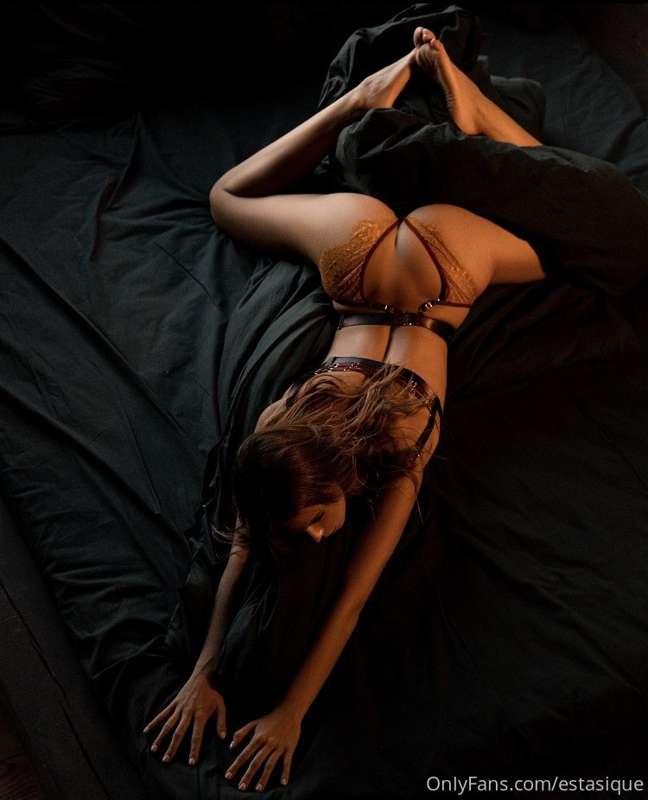 mmm...this rear view would be much more interesting!!! 😈😈if ..