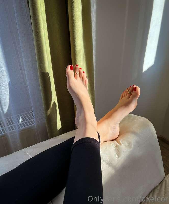 I’ll give you 5 minutes with my feet 🤭
